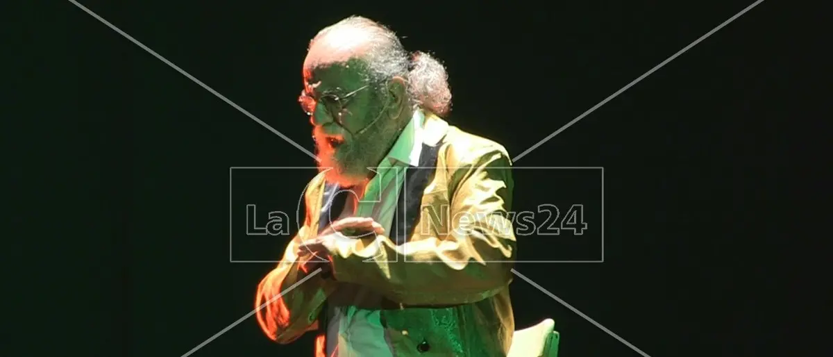 Una domenica con Lilli, a Cosenza solidarietà e accoglienza con lo spettacolo di Giobbe Covatta