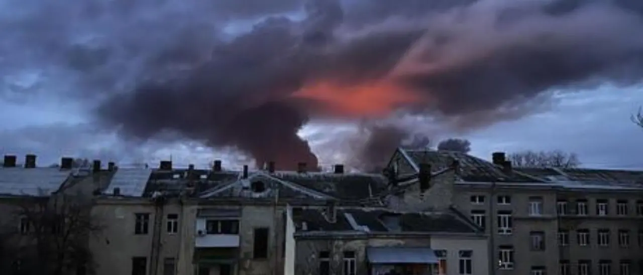 Missili russi su Odessa, due morti e otto feriti. Zelensky: «Mosca pronta ad altri attacchi»