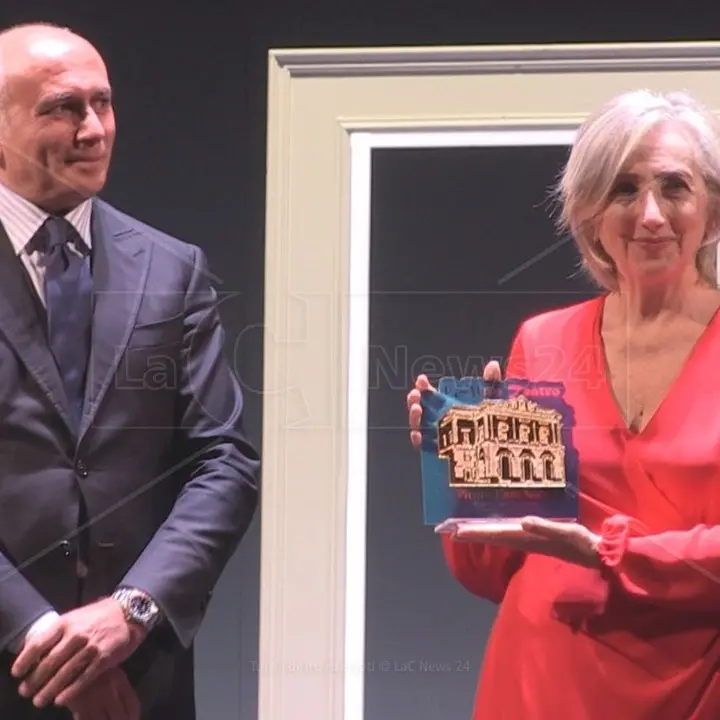 Cosenza, premiata al Rendano Lunetta Savino: «Il teatro è la mia casa, l’incontro con il pubblico una magia»