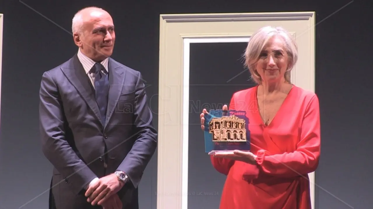 Cosenza, premiata al Rendano Lunetta Savino: «Il teatro è la mia casa, l’incontro con il pubblico una magia»