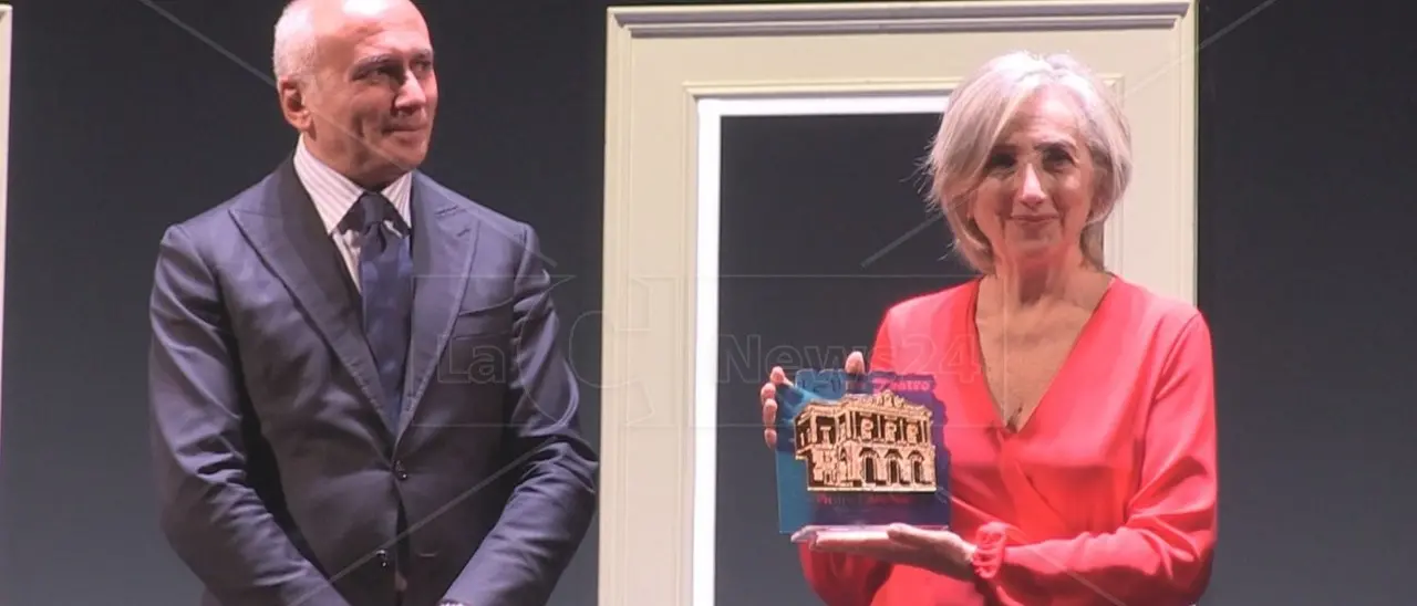 Cosenza, premiata al Rendano Lunetta Savino: «Il teatro è la mia casa, l’incontro con il pubblico una magia»