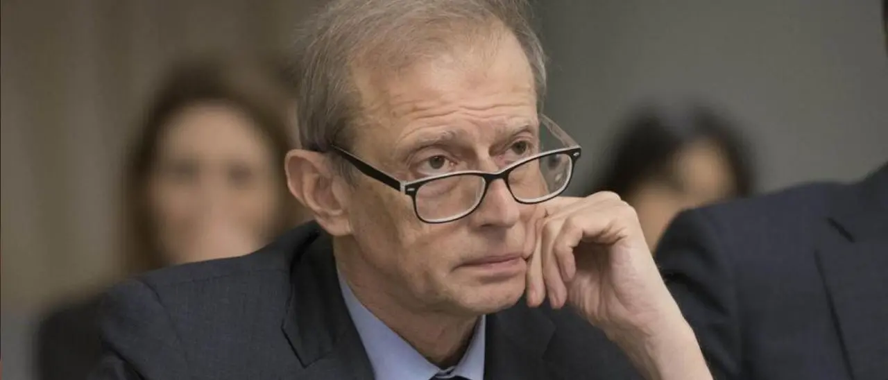 Piero Fassino e il caso profumo, cosa rischia l’ex ministro per l’accusa di furto di un flacone di Chanel