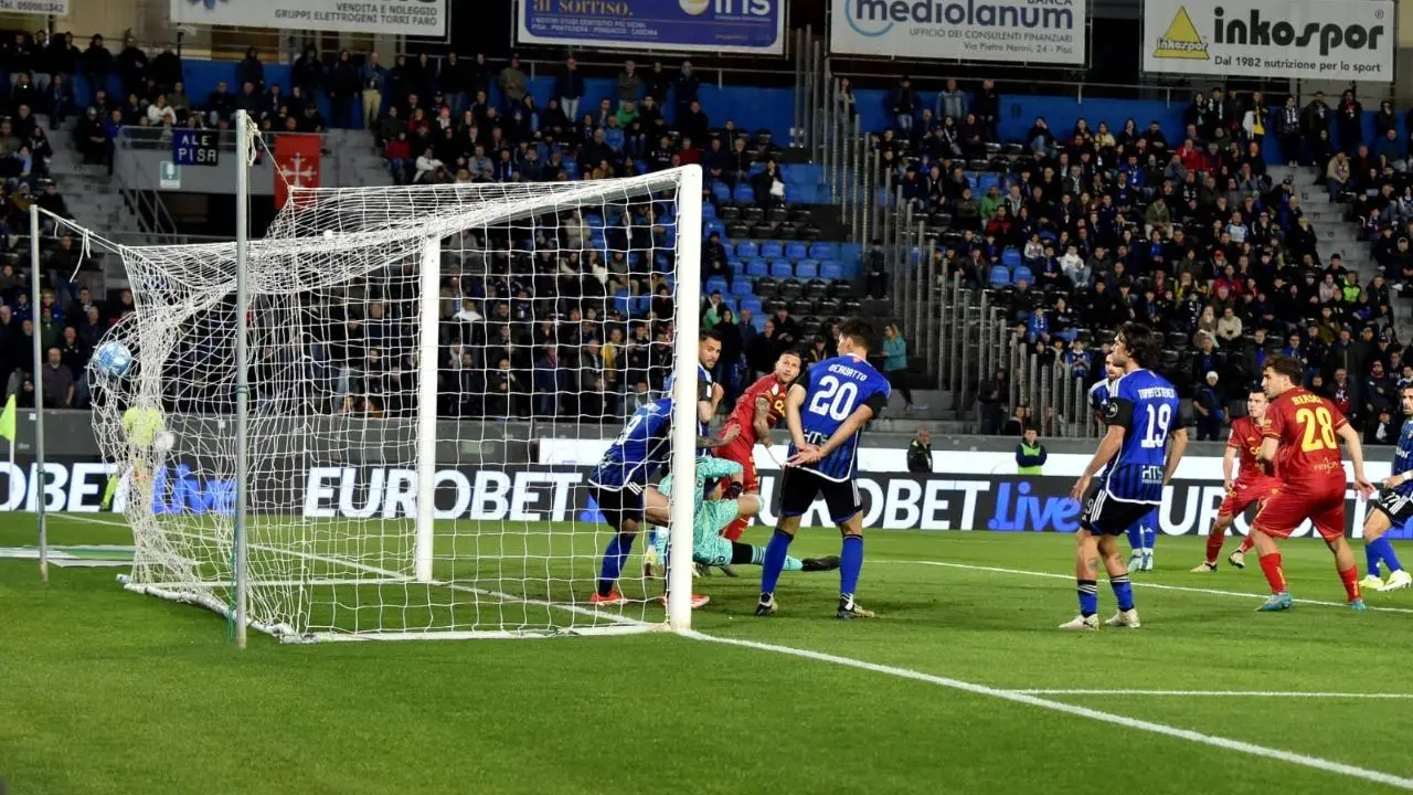 Pisa-Catanzaro, le Aquile sprecano una grande occasione: in 7 minuti i padroni di casa recuperano due gol. Finale 2 a 2