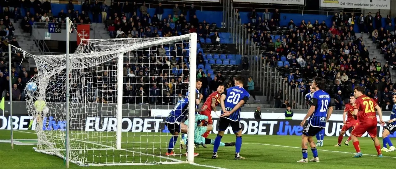 Pisa-Catanzaro, le Aquile sprecano una grande occasione: in 7 minuti i padroni di casa recuperano due gol. Finale 2 a 2