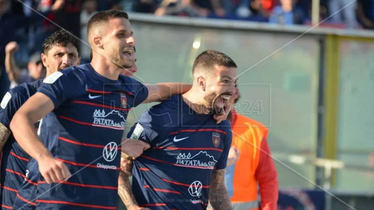 Serie B, il Cosenza affonda il Bari: al Marulla 4-1 ai Galletti