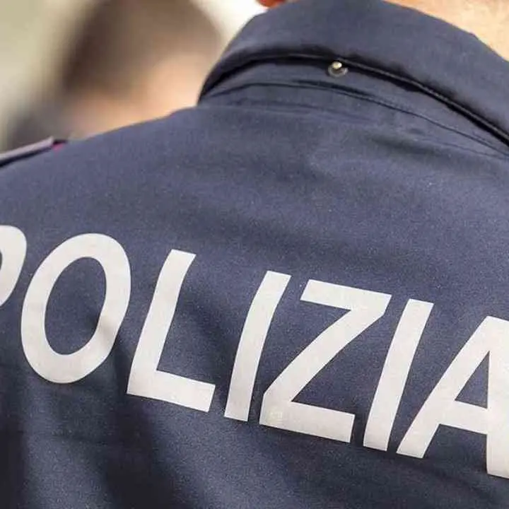 Savona, irruzione della polizia in una casa: uomo ferito da un colpo di pistola