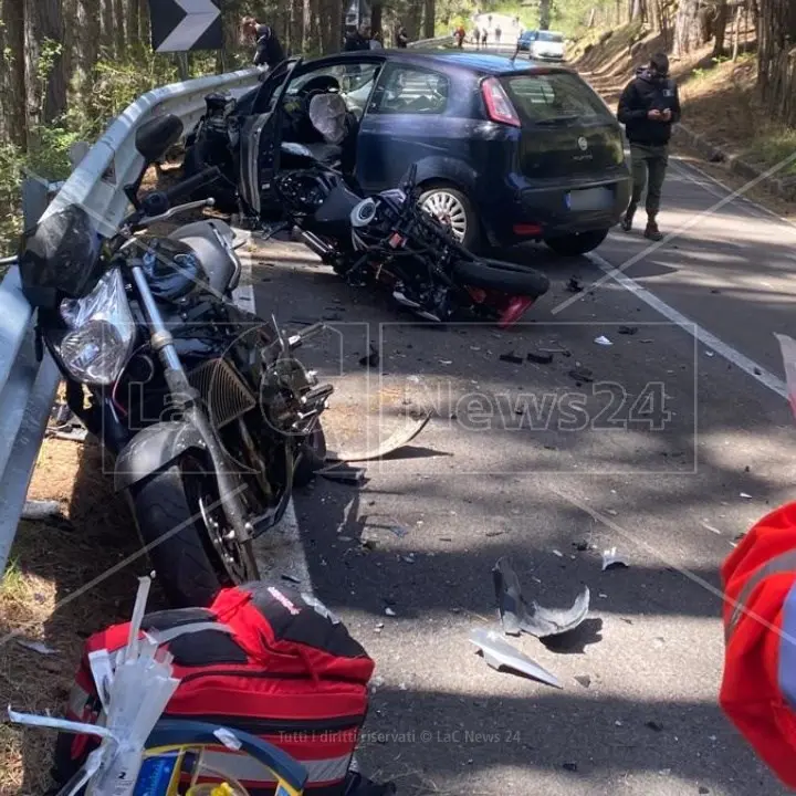 Tragedia in Sila, scontro tra un’auto e tre moto: morto un 37enne, gravi altri due giovani. Arrestato il conducente della vettura