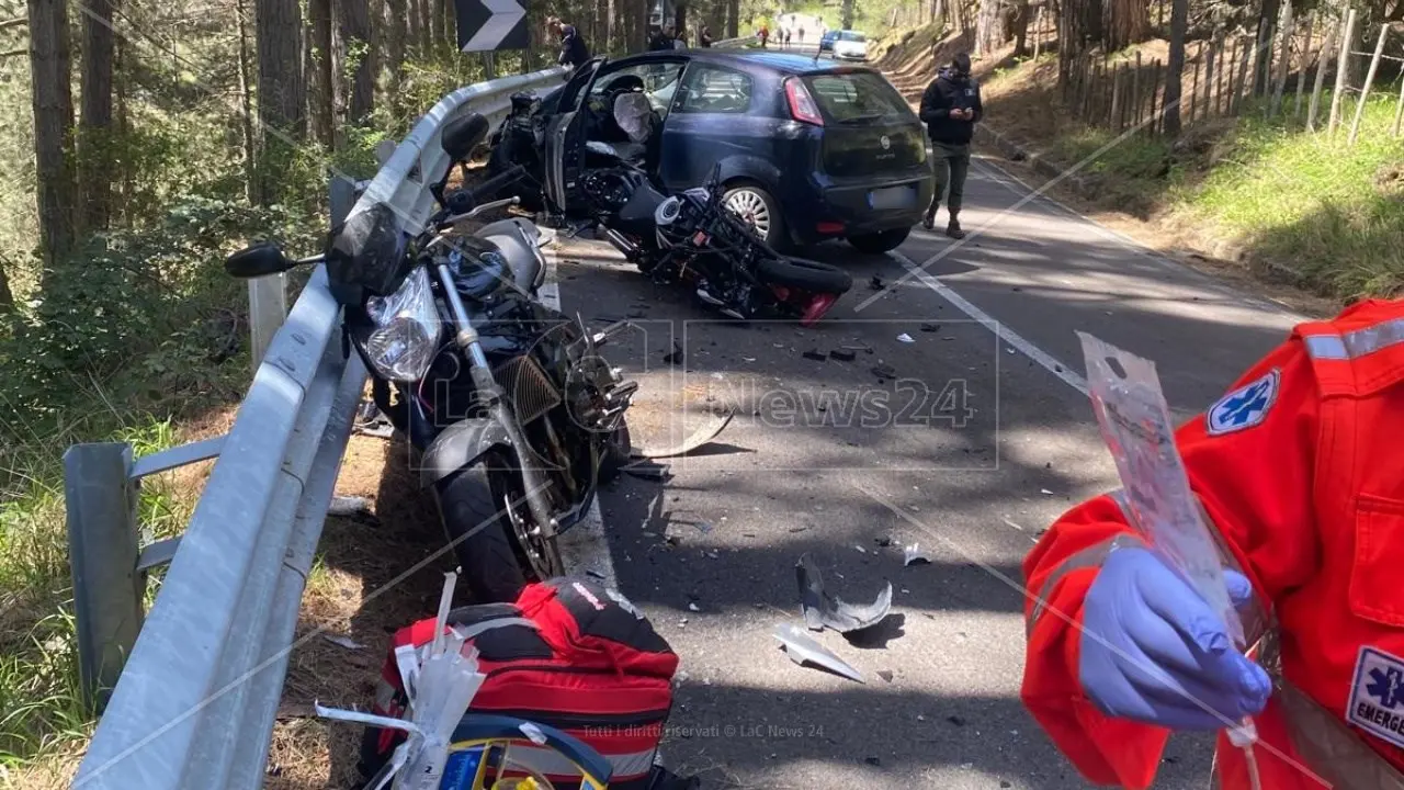 Tragedia in Sila, scontro tra un’auto e tre moto: morto un 37enne, gravi altri due giovani. Arrestato il conducente della vettura