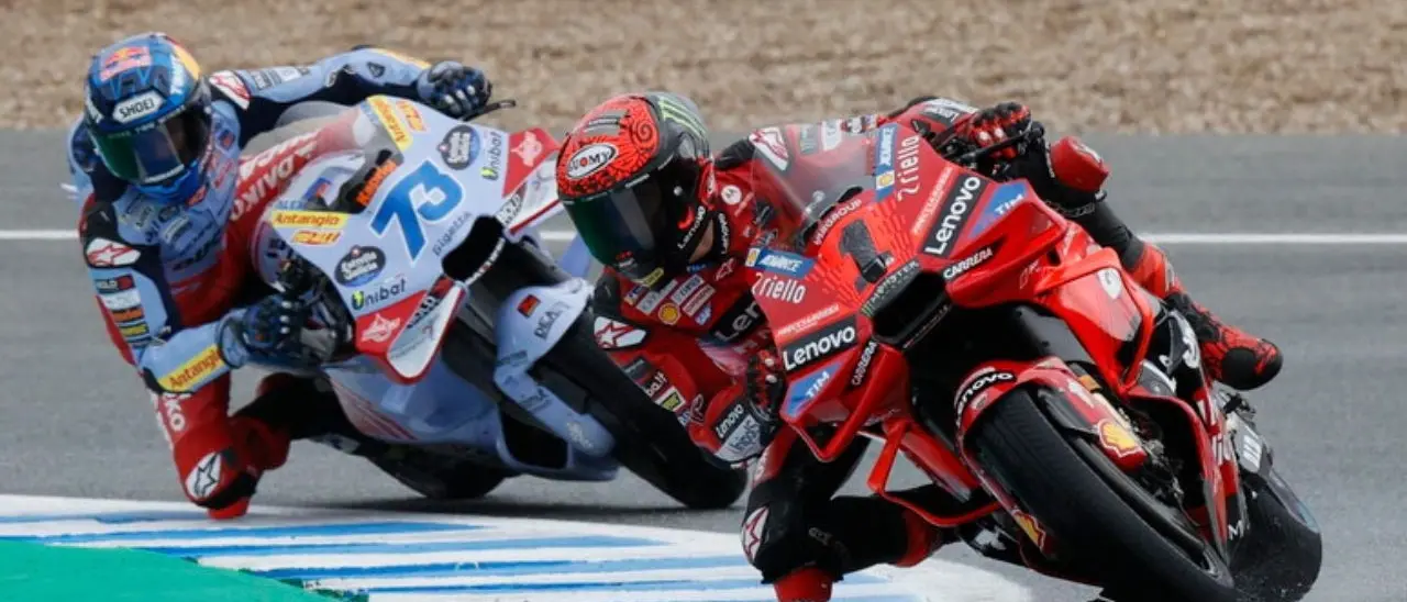 Motogp, finalmente Bagnaia nel GP di Spagna: vince il duello con Marquez, terzo Bezzecchi