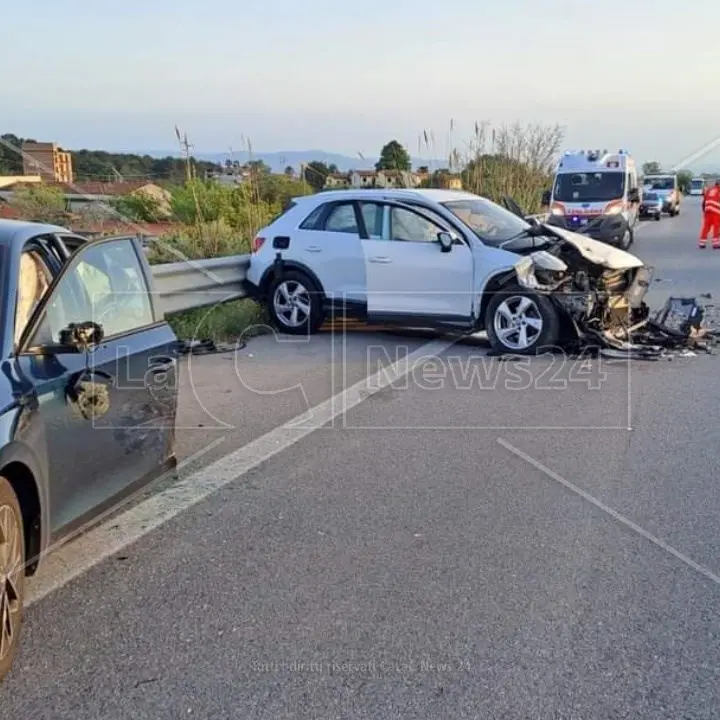 Scontro tra tre auto sulla 106 a Villapiana: otto persone ferite, grave una donna. Interviene l’elisoccorso