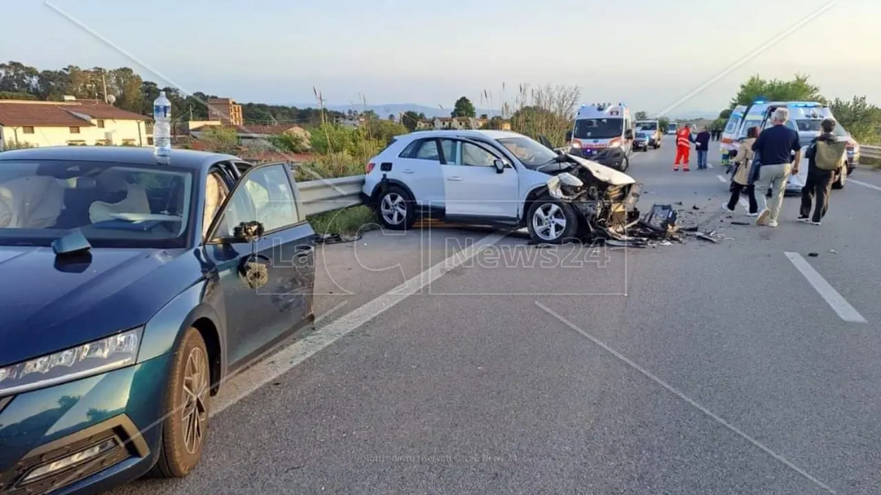 Scontro tra tre auto sulla 106 a Villapiana: otto persone ferite, grave una donna. Interviene l’elisoccorso