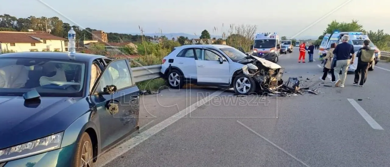 Scontro tra tre auto sulla 106 a Villapiana: otto persone ferite, grave una donna. Interviene l’elisoccorso