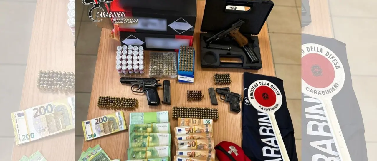 Pubblica foto di fucili e pistole sui social senza avere il porto d’armi: arrestato 50enne di Gioia Tauro