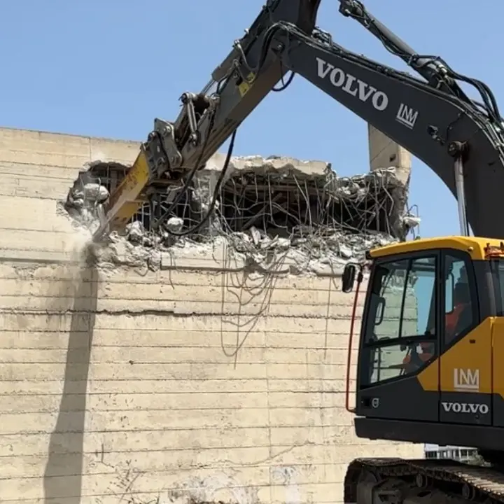 Corigliano Rossano, iniziati i lavori di demolizione del viadotto di Insiti. Il sindaco Stasi: «Dopo tanti anni ci siamo riusciti»