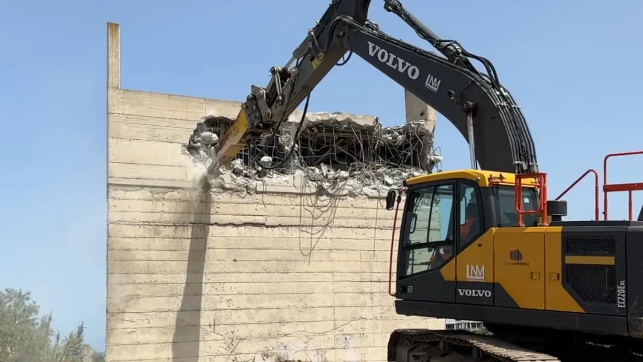 Corigliano Rossano, iniziati i lavori di demolizione del viadotto di Insiti. Il sindaco Stasi: «Dopo tanti anni ci siamo riusciti»