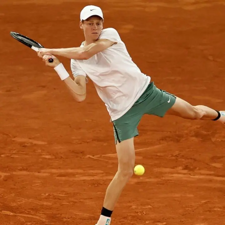 Sinner batte Kotov (e il dolore all’anca) e vola agli ottavi del Masters1000 di Madrid
