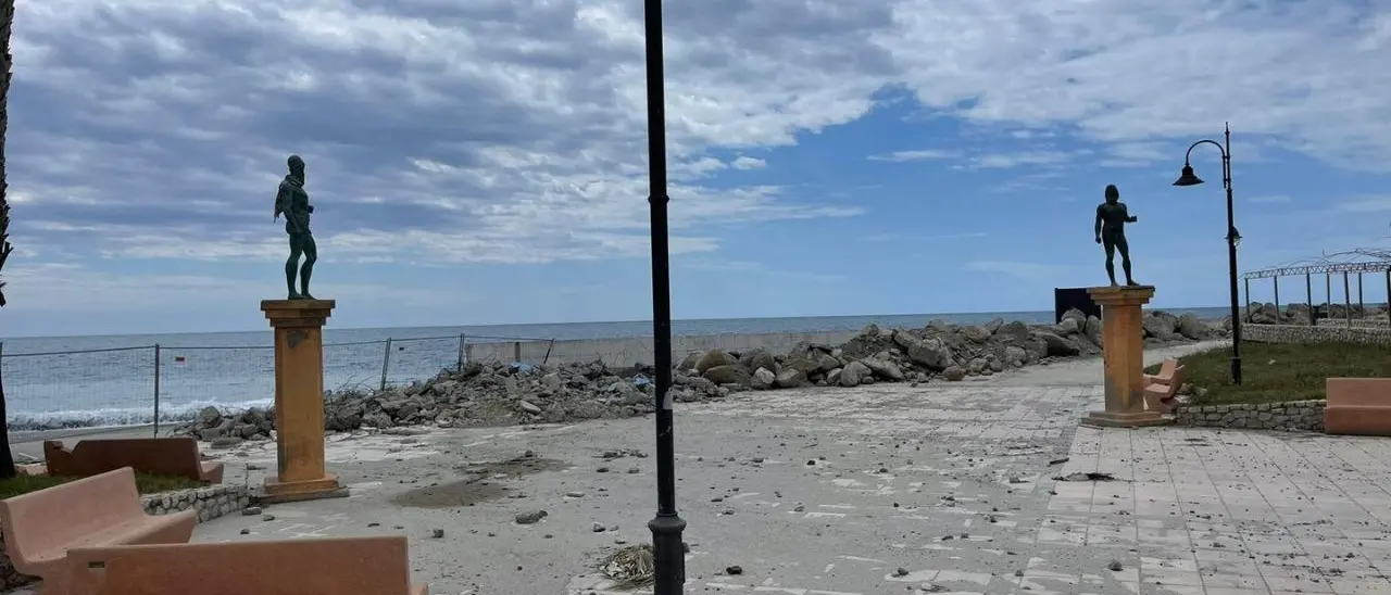 Caulonia, sospesi i lavori di riqualificazione del lungomare. Il circolo Pd: «L’estate è alle porte, così accogliamo i turisti?»