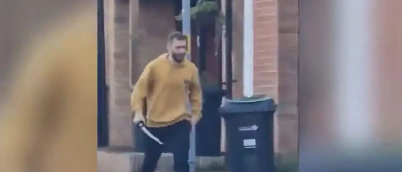 Londra, armato di katana colpisce diverse persone in metro: almeno quattro feriti