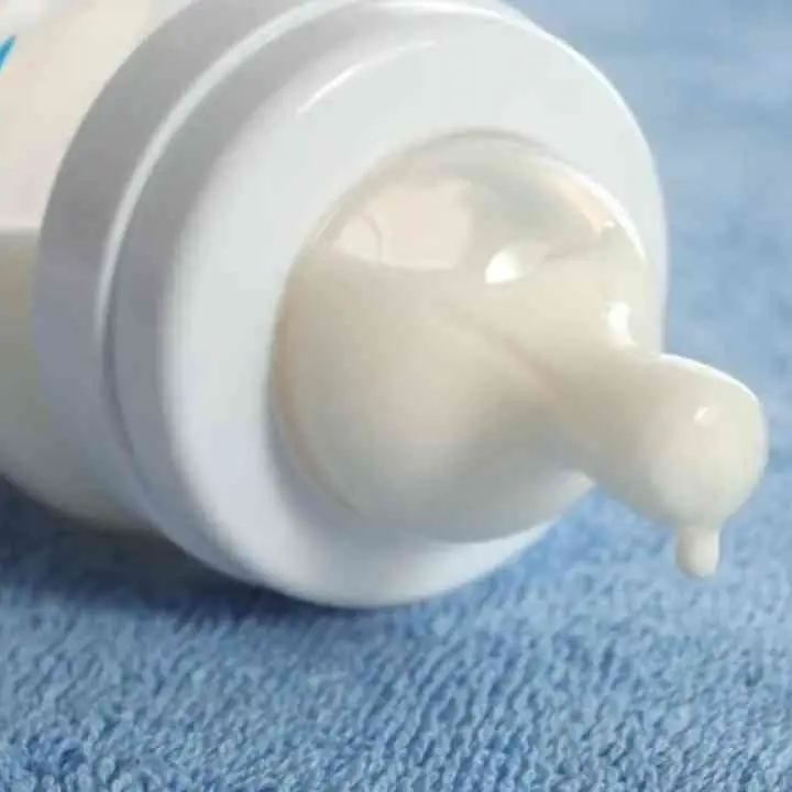 Vino nel biberon per diluire il latte in polvere, bimbo di 4 mesi ricoverato in Rianimazione per coma etilico