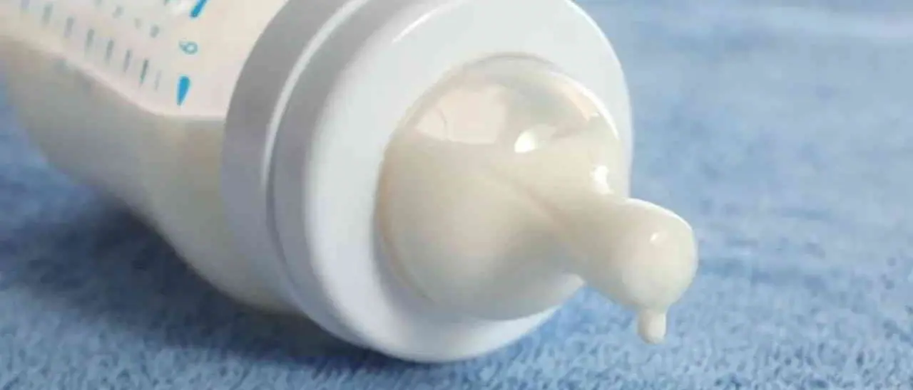 Vino nel biberon per diluire il latte in polvere, bimbo di 4 mesi ricoverato in Rianimazione per coma etilico