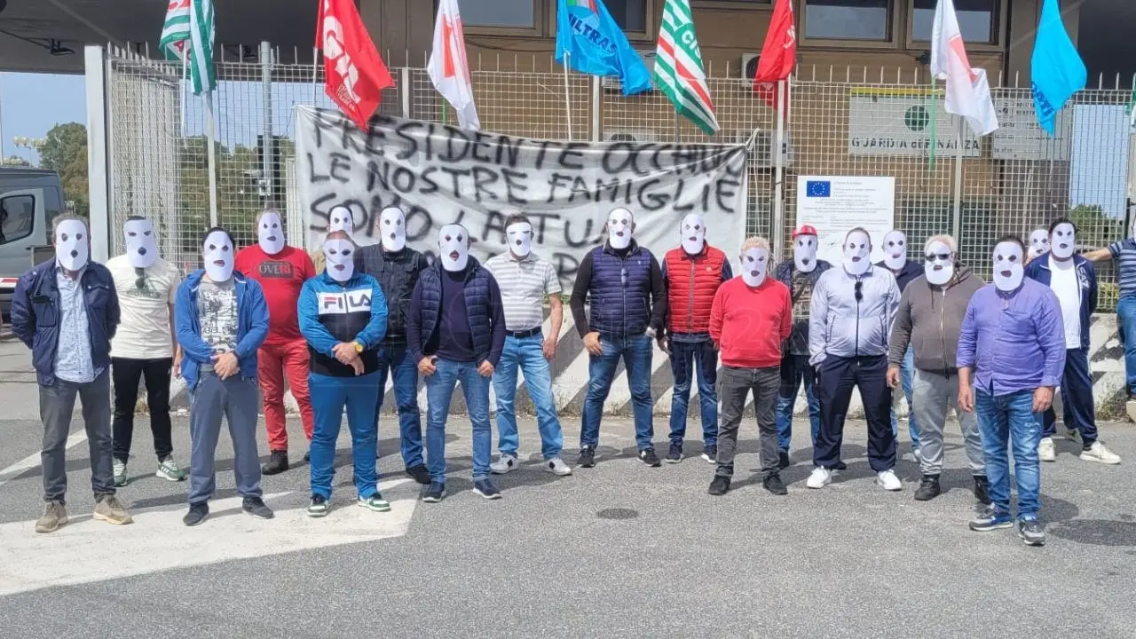 I lavoratori della Port Agency rimasti disoccupati minacciano il blocco totale del gate dello scalo di Gioia Tauro