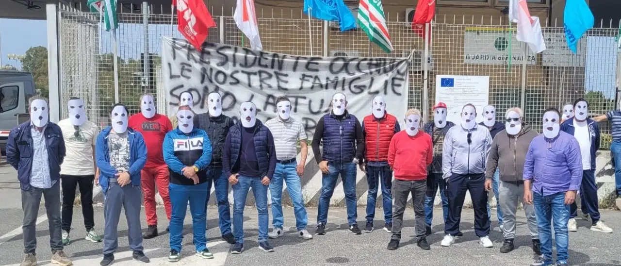 I lavoratori della Port Agency rimasti disoccupati minacciano il blocco totale del gate dello scalo di Gioia Tauro