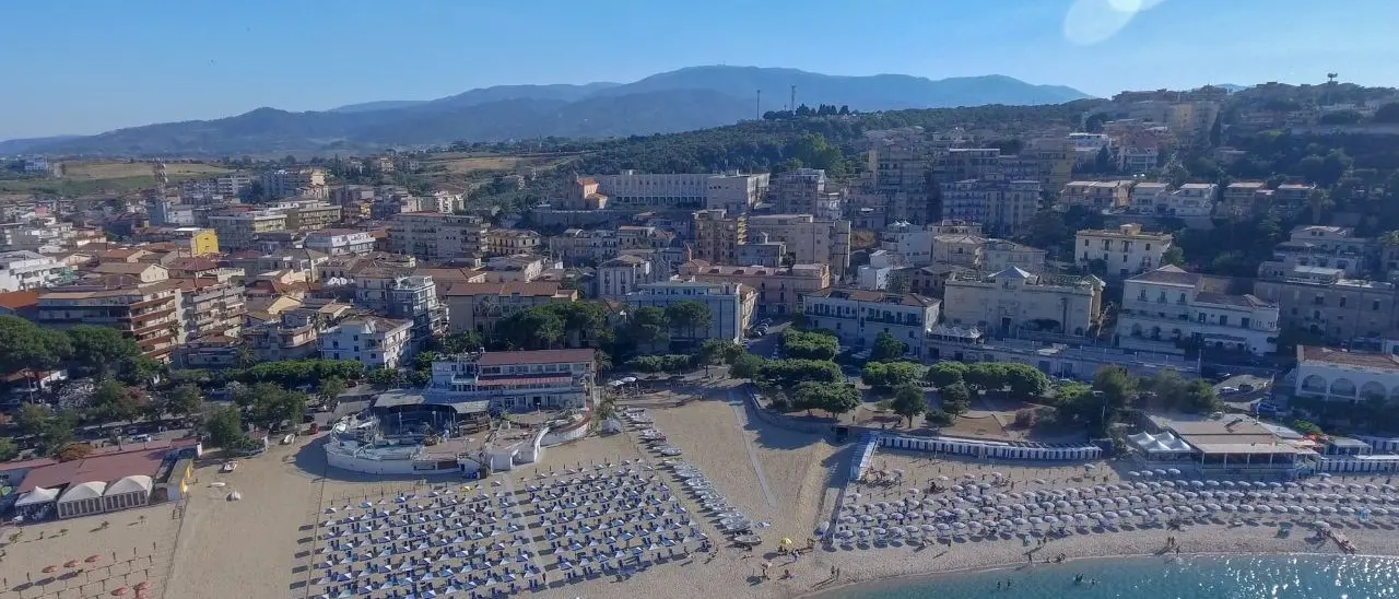 Concessioni balneari, il Consiglio di Stato smentisce il Governo: «Proroghe illegittime, subito le gare». E in Calabria si rischia il caos