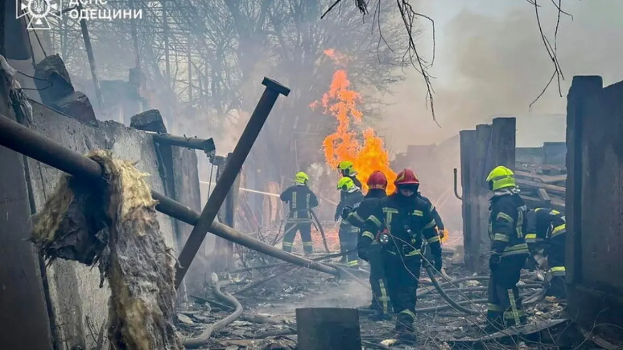 Guerra in Ucraina, piovono missili russi su Odessa: tre persone sono morte