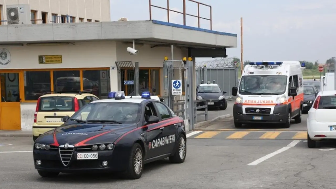 Colpisce la moglie con un martello e le stacca un orecchio a morsi, arrestato 40enne nel Cesenate