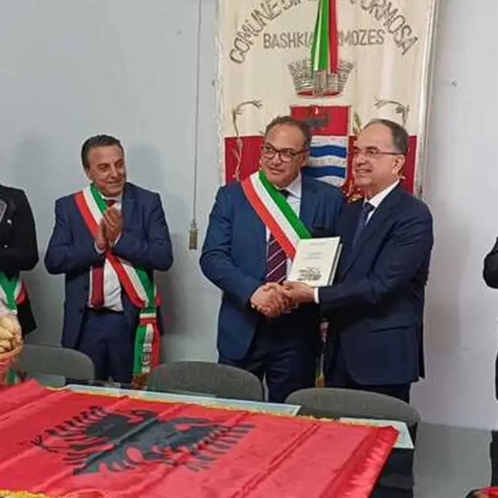 Il Presidente dell’Albania Begaj alla comunità arbëreshe calabrese: «Ci state insegnando come si tutelano tradizioni e cultura»