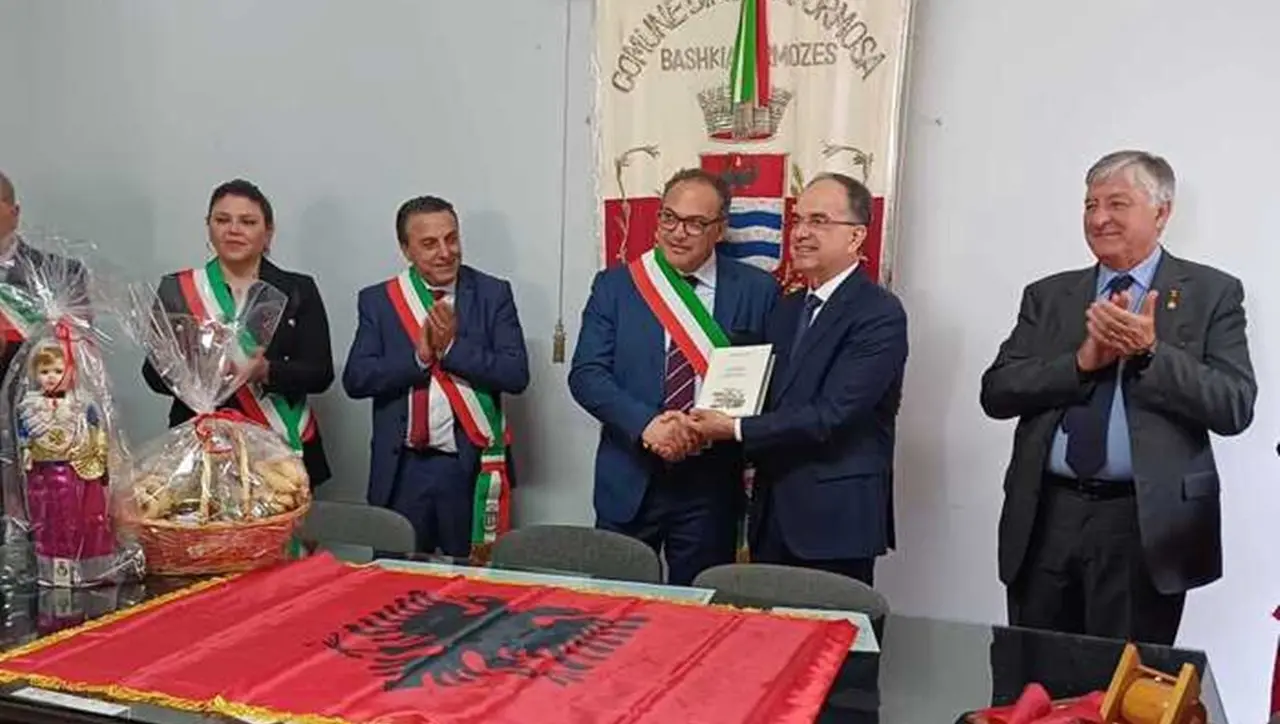 Il Presidente dell’Albania Begaj alla comunità arbëreshe calabrese: «Ci state insegnando come si tutelano tradizioni e cultura»