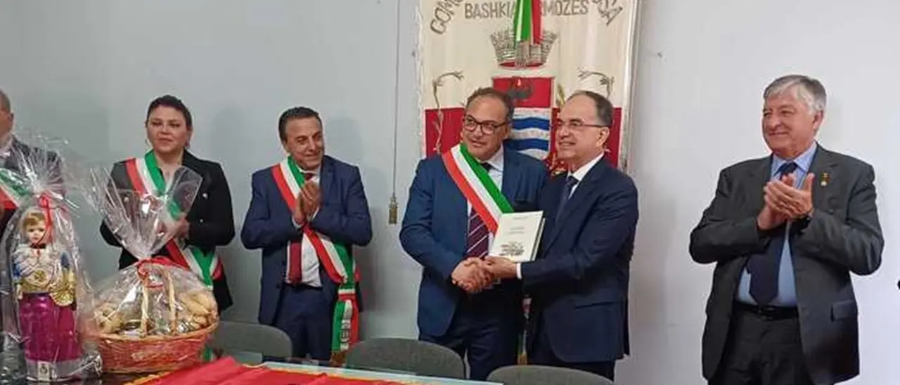 Il Presidente dell’Albania Begaj alla comunità arbëreshe calabrese: «Ci state insegnando come si tutelano tradizioni e cultura»