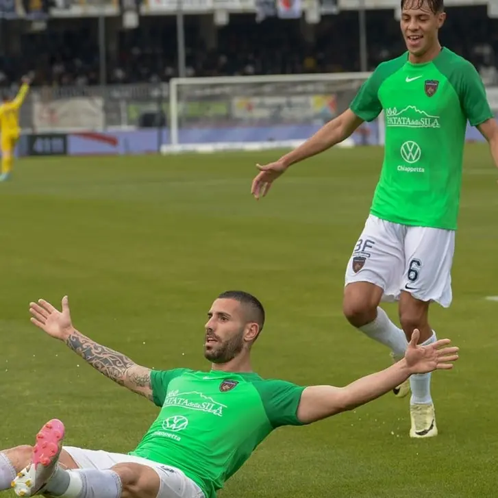 Cosenza, altro che salvezza: ad Ascoli vince la terza partita consecutiva e vive un sogno