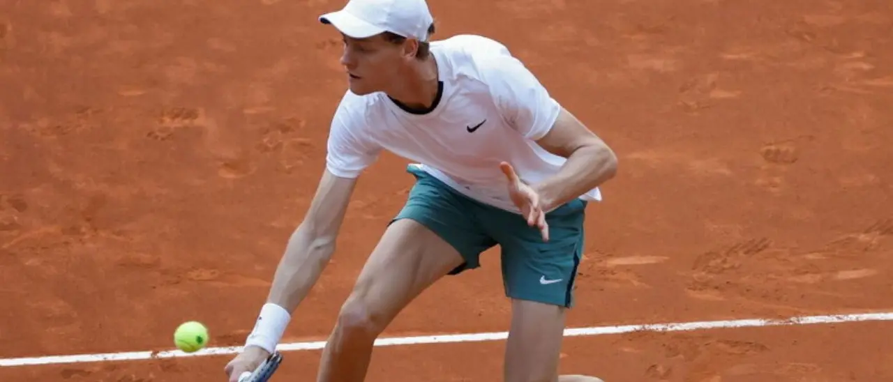 Sinner si ritira da Madrid, l’anca non è a posto: ma a Roma ci sarà