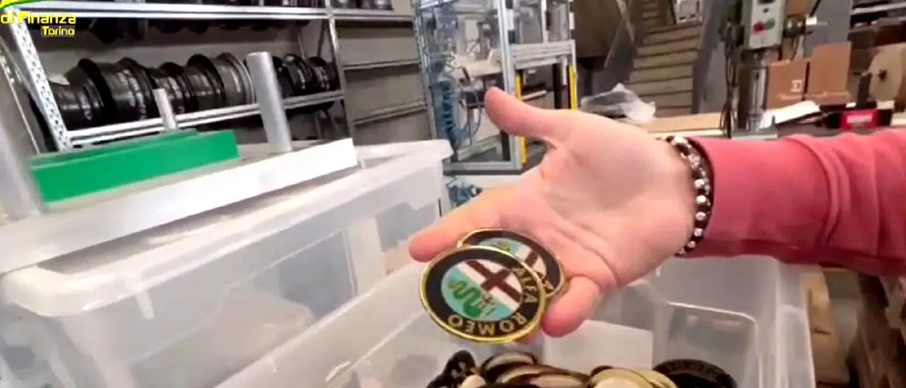 Ricambi di auto contraffatti, maxi sequestro delle fiamme gialle. Perquisizioni anche in Calabria