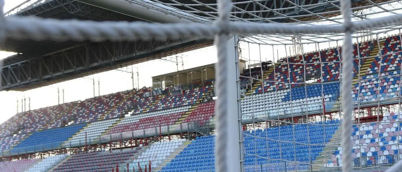 Fumogeni allo stadio, daspo per 2 tifosi del Crotone e 1 del Benevento