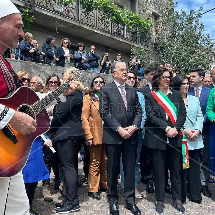 San Benedetto Ullano accoglie il Presidente dell’Albania Begaj: «Orgoglioso di essere qui, solo collaborando possiamo tutelare la nostra cultura»