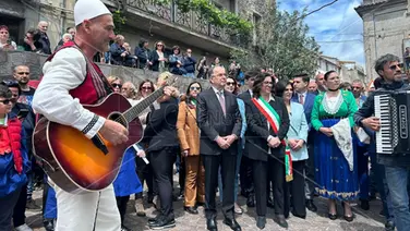 San Benedetto Ullano accoglie il Presidente dell’Albania Begaj: «Orgoglioso di essere qui, solo collaborando possiamo tutelare la nostra cultura»