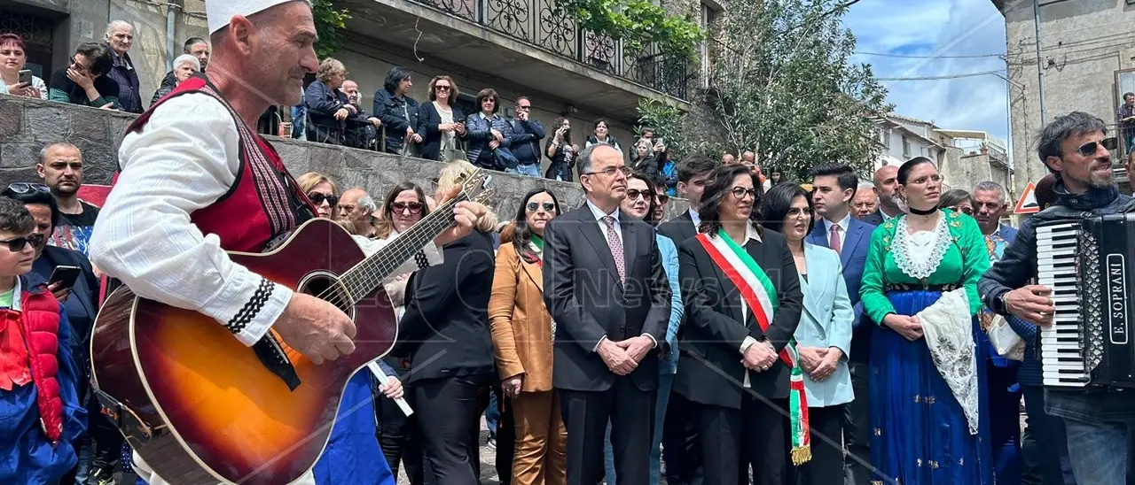 San Benedetto Ullano accoglie il Presidente dell’Albania Begaj: «Orgoglioso di essere qui, solo collaborando possiamo tutelare la nostra cultura»