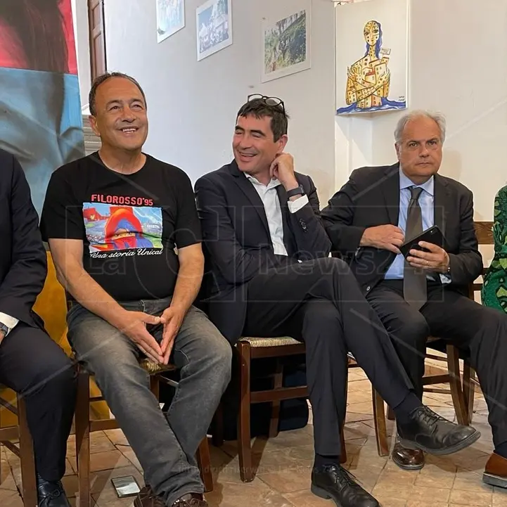 «Io e la Salis due “fuorilegge”», Lucano presenta la sua candidatura a Riace con Bonelli, Fratoianni e il padre di Ilaria