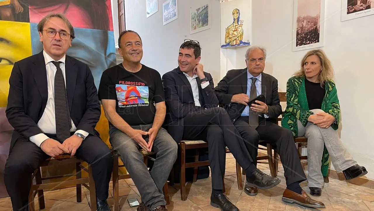 «Io e la Salis due “fuorilegge”», Lucano presenta la sua candidatura a Riace con Bonelli, Fratoianni e il padre di Ilaria