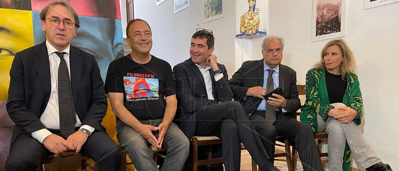 «Io e la Salis due “fuorilegge”», Lucano presenta la sua candidatura a Riace con Bonelli, Fratoianni e il padre di Ilaria