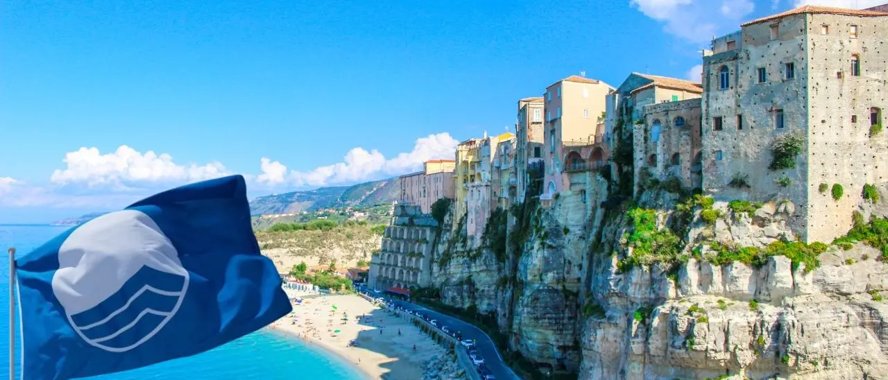 «Tropea conquista la quinta Bandiera blu consecutiva», il sindaco Macrì rompe l’embargo dopo lo scioglimento