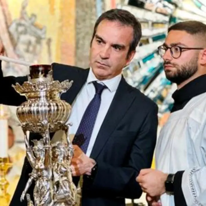 Paola, Occhiuto accende la lampada votiva in onore di San Francesco: «Dacci la forza di costruire una nuova Calabria»