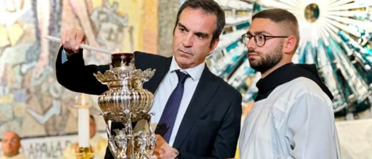 Paola, Occhiuto accende la lampada votiva in onore di San Francesco: «Dacci la forza di costruire una nuova Calabria»