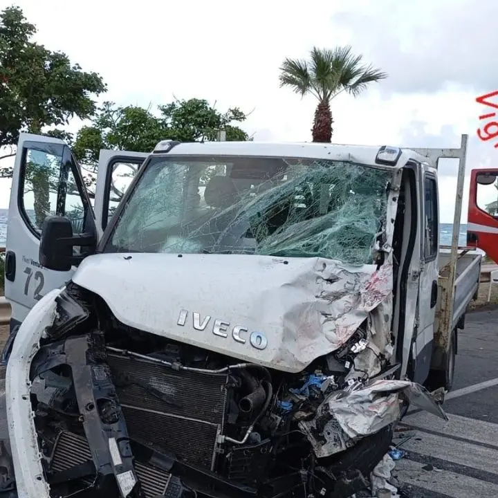 Incidente ad Amantea, scontro tra un camion e un furgone. Circolazione parzialmente riattivata sulla SS18