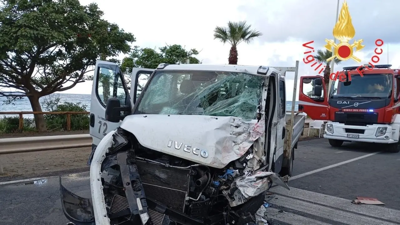 Incidente ad Amantea, scontro tra un camion e un furgone. Circolazione parzialmente riattivata sulla SS18