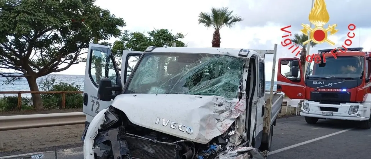 Incidente ad Amantea, scontro tra un camion e un furgone. Circolazione parzialmente riattivata sulla SS18