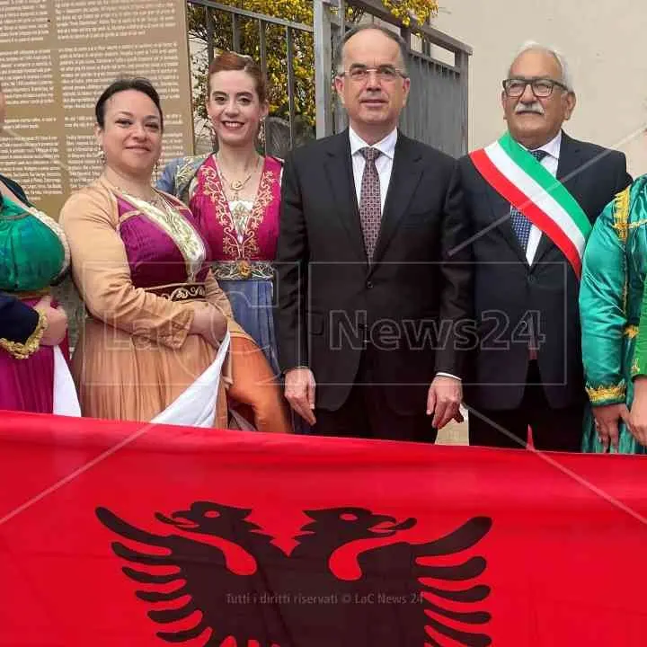La piccola comunità di San Martino di Finita accoglie il presidente albanese Begaj: «Tutelate lingua e tradizioni»