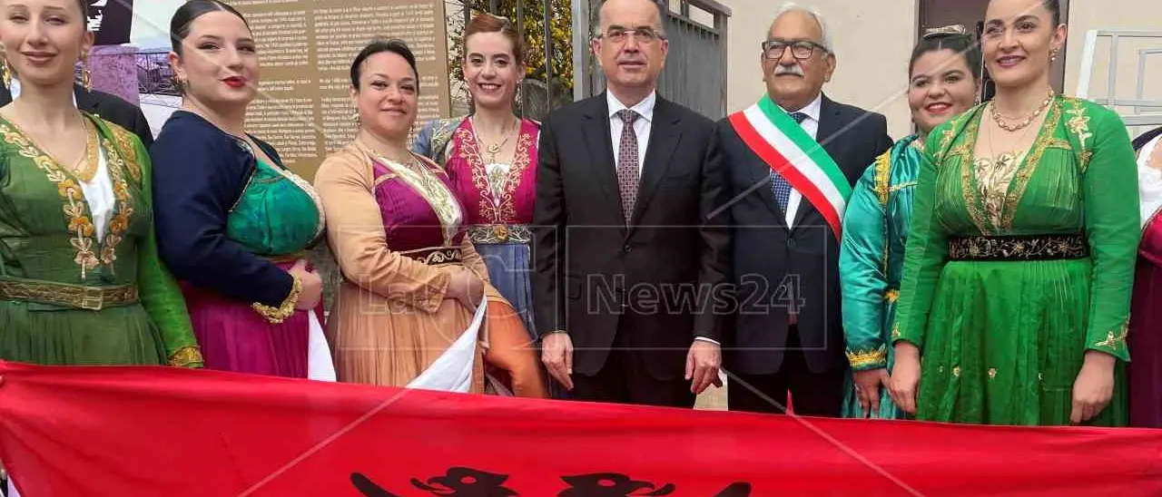 La piccola comunità di San Martino di Finita accoglie il presidente albanese Begaj: «Tutelate lingua e tradizioni»